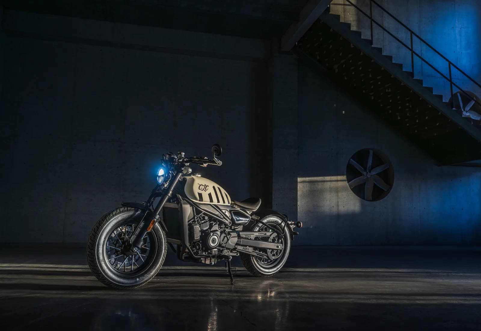 CFMOTO 450CL-C Bobber — fotografia 1